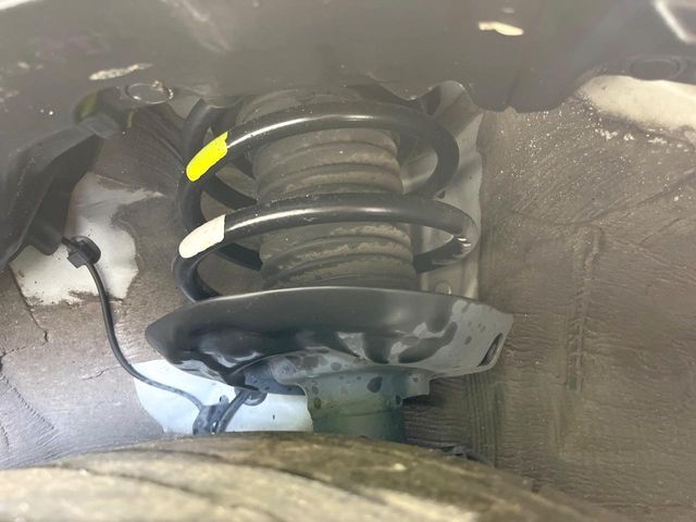 お車を安心してお乗りいただく為には、足回りの定期点検が欠かせません。サービスサポート（有償保証）では無料点検もご提供しており、安心のカーライフをお過ごしいただけるサポート体制が整っています。