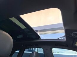 ●サンルーフ：開放感たっぷりの希少装備、サンルーフが装着されています！車内に明かりを取り入れたり景色を楽しむ以外にも、車内の空気も簡単に換気できて快適です！