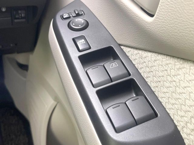 【電動格納ミラー】サイドミラーは電動格納式となっており、狭い駐車場でもキズがつくリスクを抑えられます。