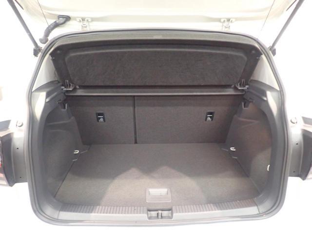 荷室は荷物を隠せるトノカバー付！充分な荷室の広さです！