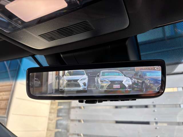 メーカーオプションのデジタルインナーミラー付き！リアカメラより後方をデジタル映像にて確認出来ます！ヘッドレストによる視界の妨げも無く、後席のプライバシーも守られます！