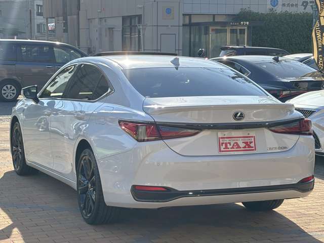 展示前に内外装のクリーニングは徹底的に行います！「ほんとに中古車？？」といわれるほど、弊社は内外装のクリーニングに力を入れております！期待は裏切りませんので、ぜひ現車にてご確認下さい！！
