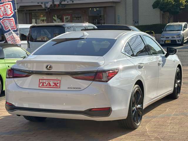 車両を仕入れ後は、まず外装の傷を確認します！修復歴の有無には該当しませんが、ボンネット・フェンダー・ドア・トランクを交換している車両は基本的には取扱い致しません！品質の高さはお約束致します！！