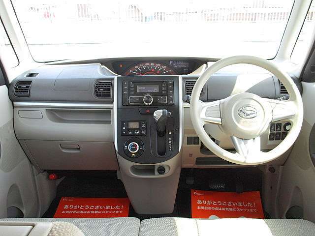 コンパクトなボディー、その車内は広くベンチシートになっています。足元もゆったりとしていますよ。
