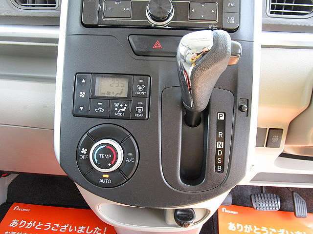 便利なオートエアコン付。温度を設定するだけで、暖かさを調節してくれます☆レバー式とちがい微妙な調整も必要なくとても便利な装備です☆ダッシュオートマチック！足元が広く使えます。