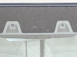 【スズキ　セーフティサポート】走行中に前方の車両等を認識し、衝突しそうな時は警報とブレーキで衝突回避と被害軽減をアシスト。より安全にドライブをお楽しみいただけます。