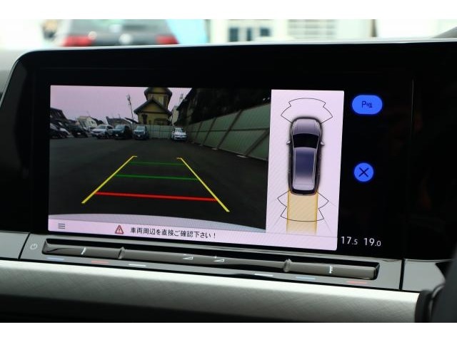 【リアビューカメラ】ギヤをリバースに入れると車両後方の映像を映し出します。画面にはガイドラインが表示され、車庫入れや縦列駐車などの際に安全確認をサポートします。
