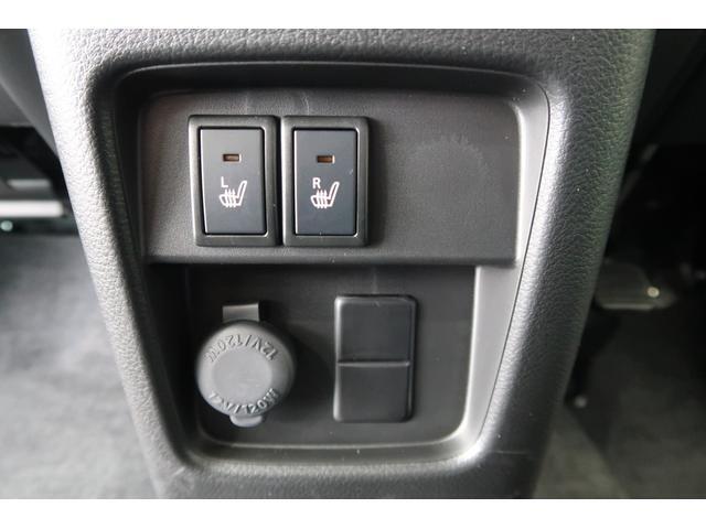 【シートヒーター】運転席、助手席にはシートヒーターを装備♪寒い冬にはシートをじんわり温めてくれてドライブも快適ですよ♪エアコンの暖房より早く温まってくれるので重宝しますよ♪