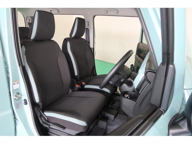 【フロントシート】高めのヒップポイントで見晴らしが良く、運転もしやすいですよ◎運転席アームレストがついているので長距離運転時の疲労軽減になりますよ◎