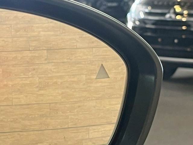 【ブラインドスポットモニター】搭載しております。隣の車線を走る車両をレーダーで検知し、死角エリアの車両の存在をお知らせし