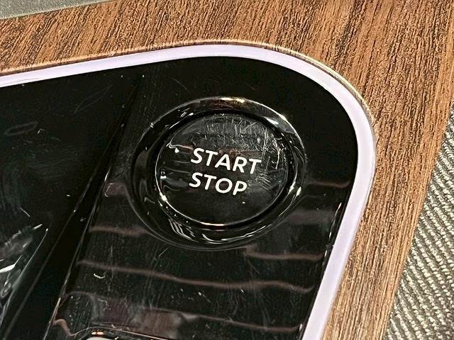 【スマーキー＆プッシュスタート】装備しております。持ったままでドアの開閉可能となります。