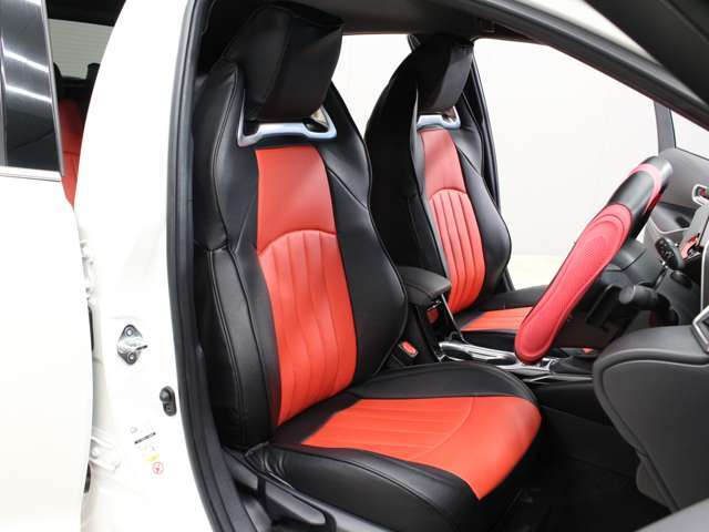 レッドステッチ入りスポーツシートに、赤×黒のレザー調シートカバーを装着。視覚的にも質感的にも、よりスポーティで引き締まった印象に仕上がっています。