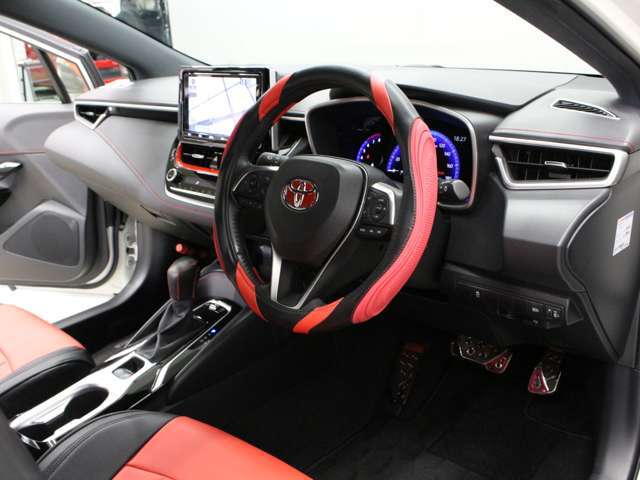 レッドステッチ入りファブリックスポーツシートに、赤/黒ツートーンのレザー調シートカバーをプラス。見た目のドレスアップと室内の質感向上を両立した仕様です。