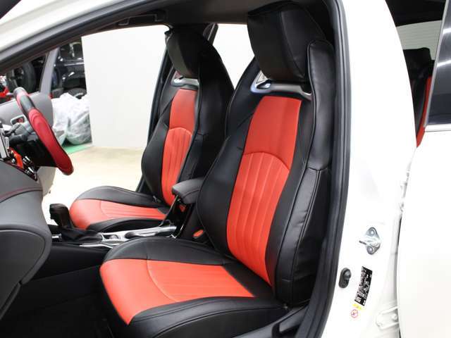 レッドステッチ入りスポーツシートに、赤×黒のレザー調シートカバーを装着。視覚的にも質感的にも、よりスポーティで引き締まった印象に仕上がっています。