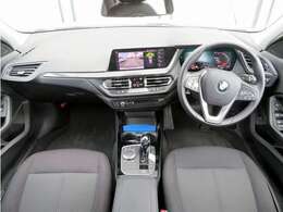 ◆インスツルメントパネルやインテリアトリムなどは、調和しなが洗練された室内を作り上げ、スイッチ類によって、優れた操作性をも実現。ドライバーの視線や動線を考え、人間工学に基づきデザインされています◆