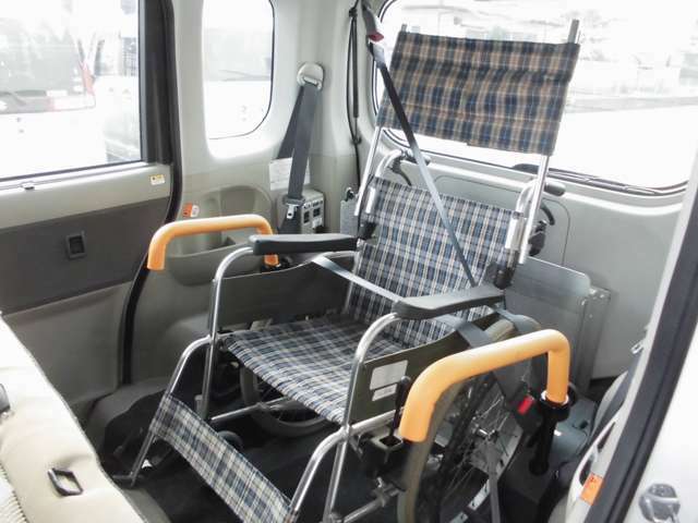 車いす利用者も安全に乗車するための3点式シートベルトや手すりが備えられています。