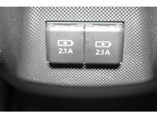 後席にも、スマートフォンなどの充電に便利なUSBポートを装備。