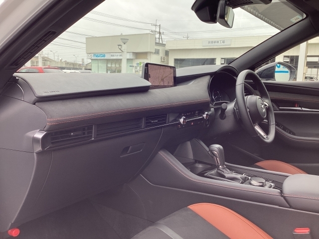 横方向にすっきりと広がるダッシュボードが運転席との造形的なつながりを表現し、助手席のパートナーへ心地よい開放感と安心感を演出しています。