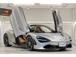 McLarenの象徴であるディヘドラルドアに乗り降りが行いやすくなっております。