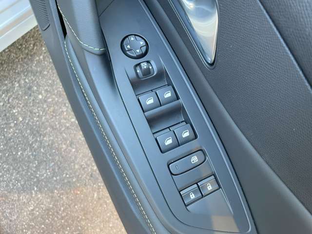 運転席側のコントロールスイッチ