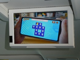 【純正リアモニター】TV・DVDの再生ができ快適な室内空間を実現しました！