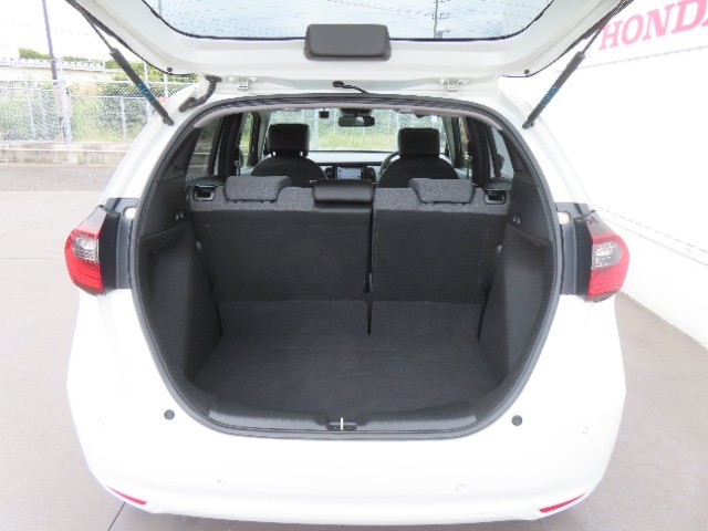 【ラゲッジスペース】後部座席が最後部でもしっかり荷物を積める広さ！さらにシートアレンジで荷室の大きさを調整できるので、乗る人数や荷物の量に合わせて荷物を置ける空間が拡大できます。