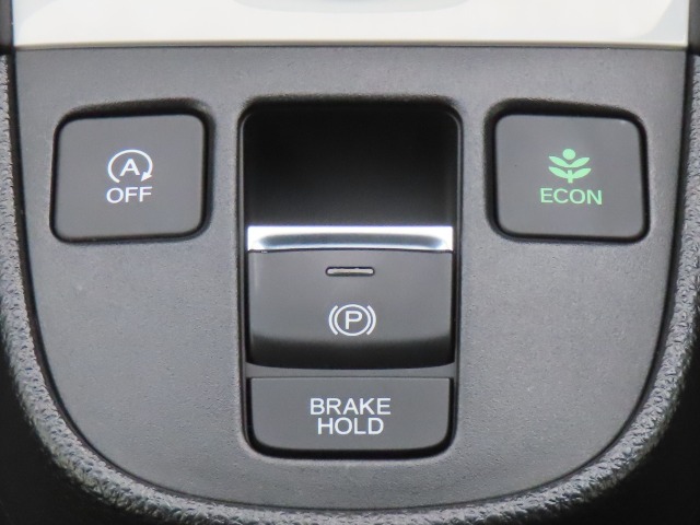 【電子制御パーキングブレーキとオートブレーキホールド】ワンタッチで操作できるので、力をいれずにブレーキがかけられるので便利です。