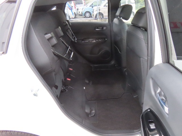 【チップアップ＆ダイブダウン機構付きリアシート】後部座席は多彩なシートアレンジが可能！座席の跳ね上げ機能やダイブダウン機能により、乗る人数や荷物の量にあわせて荷室空間を拡大できます。