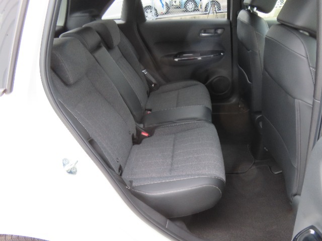 【後部座席】広さにこだわった後部座席！乗る人みんなが気持ちよく過ごせるように、ひざまわり、そして頭上にもゆとりをしっかりとることで開放感を高め、ゆったりとお寛ぎいただけます。