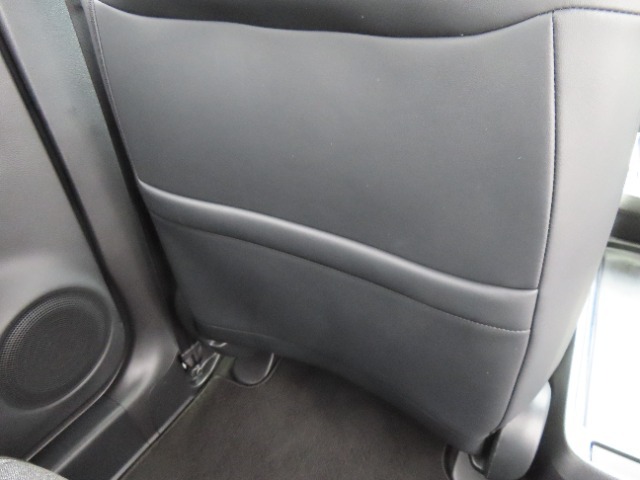 【シートバックポケット】座席背面には地図や雑誌などがすっぽり入る大きさのポケットがついています。