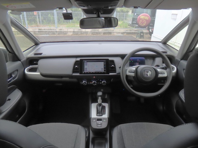 【インパネ周り】広々とした視界性の良い運転席です。ゆったりとした快適な乗り心地で運転できます。内装色はブラックです。質感高く居心地のよい空間に仕立てました。