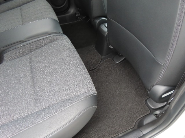 【後部座席のフロアマット】後部座席も純正フロアマット付きです。こちらも大きなスレや傷、汚れなどなくこちらも綺麗な状態です。