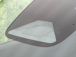 【ホンダセンシング】走行中に前方の車両等を認識し、衝突しそうな時は警報とブレーキで衝突回避と被害軽減をアシスト。より安全にドライブをお楽しみいただけます。