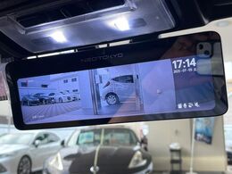 【デジタルインナーミラー】後席の大きな荷物や同乗者で後方が確認しづらい時でも安心！カメラが撮影した車両後方の映像をルームミラー内に表示。クリアな視界で状況の確認が可能です！