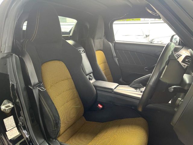 【専用スポーツシート】ホールド性に優れ、カーブ時の体が流れを抑制してくれます。また、体にフィットするから腰や背中が疲れにくく、ロングドライブや高速走行でも快適にお過ごしいただけます♪