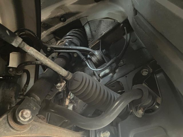 お車を安心してお乗りいただく為には、足回りの定期点検が欠かせません。サービスサポート（有償保証）では無料点検もご提供しており、安心のカーライフをお過ごしいただけるサポート体制が整っています。
