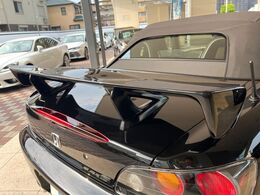【大型リヤスポイラー】スポーツカーらしさがグッと引き立つ大型リヤスポイラーを装着♪高速走行時のスタビリティ（走行安定性）向上に役立ちます。