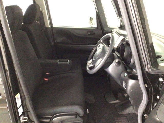 【前席】充分な広さを確保した、快適な前席！インテリアカラーも落ち着いたお色です♪センターアームレストも付いて、リラックスした姿勢で運転していただけます♪