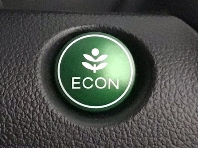 ★ECONスイッチ★　エコドライブを加速しよう！スイッチをONにすると、運転の仕方によるロスを抑え込み燃費をよくするようクルマが頑張ります（＊＾ー＾＊）燃費向上にチャレンジ♪