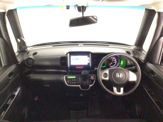 【前方視界】開放的な前方視界！運転がしやすく疲れにくいです♪窓が大きく、見通しがとっても良いおクルマですよ♪