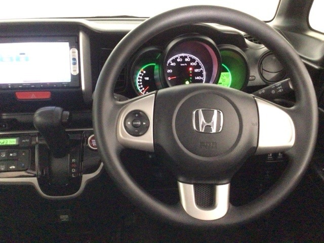 【ハンドル】手元でオーディオの操作ができる便利なステアリングリモコンが装備されてます♪視線を大きく移動させずにすむので、安全にも繋がります♪