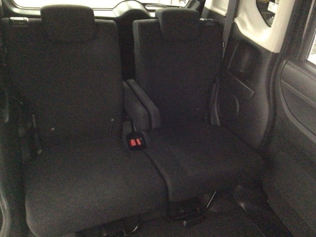 【後席】後席シートももちろん足下広々で快適♪収納式のアームレストも装備しており、後席の方もユッタリおくつろぎいただけます♪是非一度実際にご覧になってください！