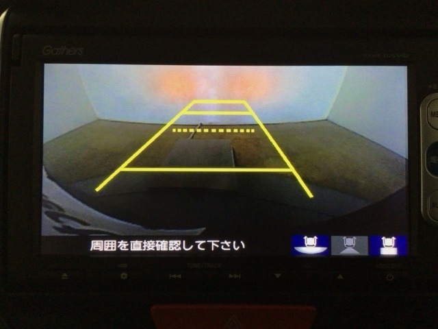 【バックカメラ】運転が苦手な方も車庫入れラクラクです！ギアをリバースに入れれば自動的に切り換わりますので、面倒な操作は不要です♪狭い駐車場もお車を傷つけず安心ですね！