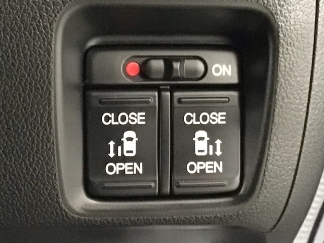 【両側パワースライドドア】両側がパワースライドドアになっており、運転席のスイッチやスマートキーでも開閉が可能です！開口部も広いので乗り降りも楽々♪