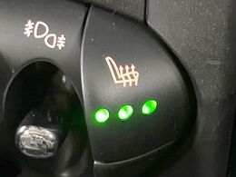 ●フロントシートヒーティング：運転席・助手席共に三段階で調節が可能なシートヒーターを装備しております。季節を問わず快適にご使用いただけます。