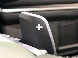 【パドルシフト】ハンドルから手を離さずに素早くシフトアップ＆ダウンができるので、エンジンブレーキを使う下り坂や高速道路の合流で加速したい場面で役立ちます。