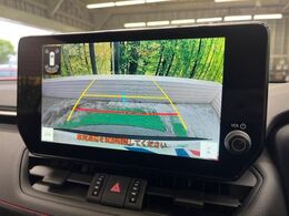 【バックカメラ】駐車時に後方がリアルタイム映像で確認できます。大型商業施設や立体駐車場での駐車時や、夜間のバック時に大活躍！運転スキルに関わらず、今や必須となった装備のひとつです！