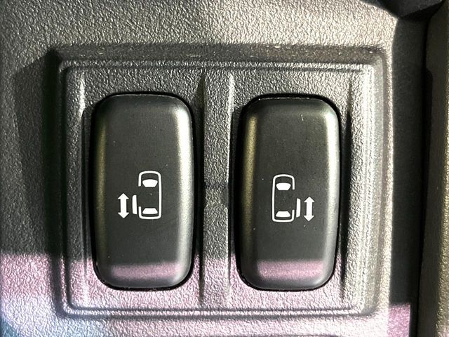 【両側パワースライドドア】スマートキーや運転席のスイッチで後席両側スライドドアの開閉が可能♪電動だから力を入れてドアを開ける必要が無く、小さなお子様でも簡単に開け閉めでき快適です♪