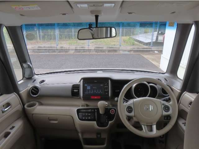 【インパネ周り】広々とした視界性の良い運転席です。ゆったりとした快適な乗り心地で運転できます。内装色は柔らかな色合いのベージュで乗るすべての人がリラックスできるような心地よい空間に仕立てました。