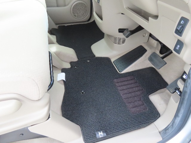 【フロントのフロアマット】前席は純正フロアマット付きです。大きな汚れもなく、使用感も少なめで綺麗な状態です。